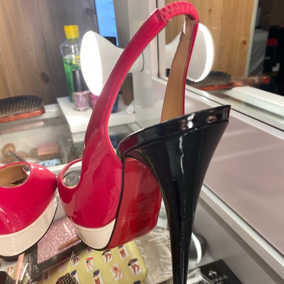 Louboutin heels fit size 8 or 38 runs small - Picture 4 of 9